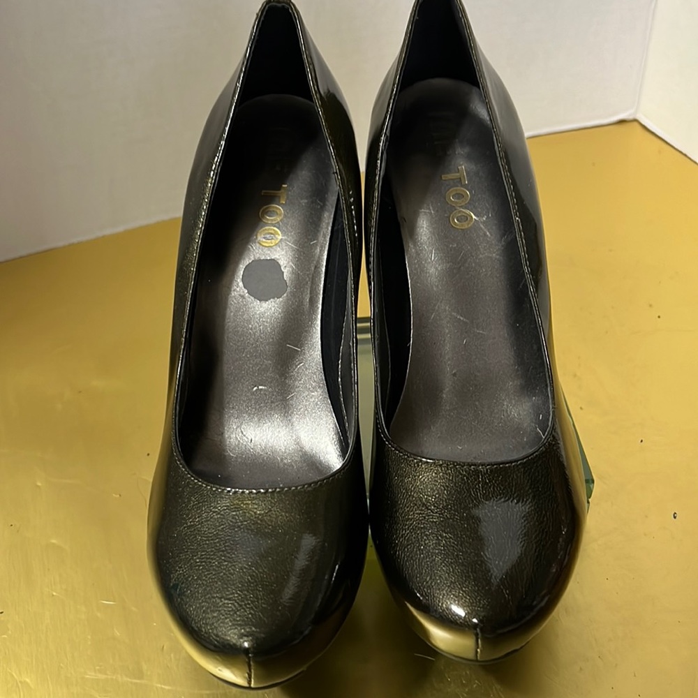 High heel army green pump by Me Too